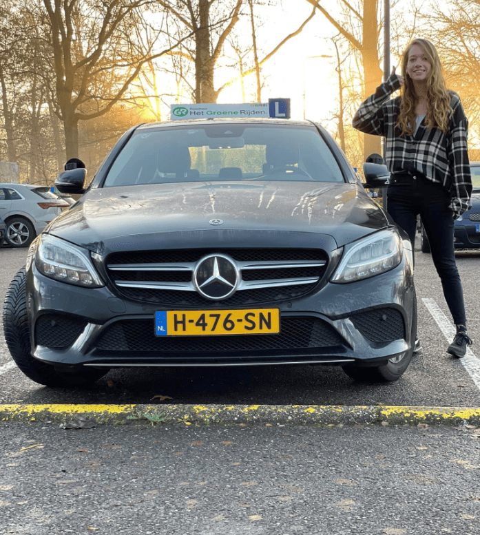 leerlinge die haar rijbewijs heeft gehaald bij rijschool het groene rijden