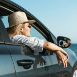 vrouw op roadtrip in haar eentje