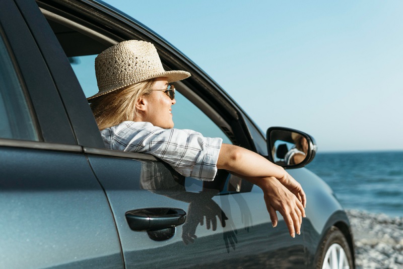 vrouw op roadtrip in haar eentje