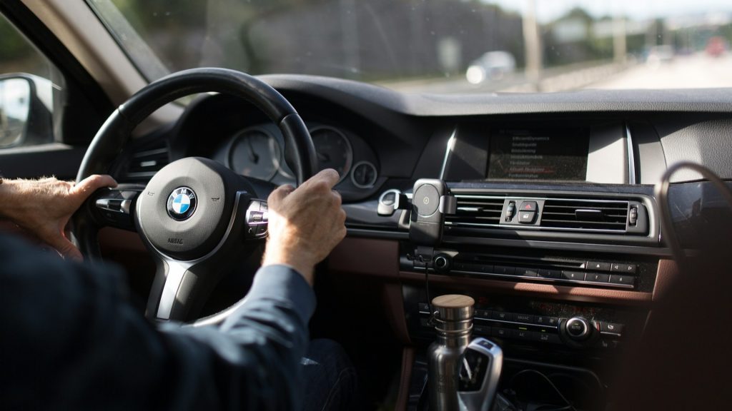 Bestuurder rijdt auto op rustige weg om praktijkervaring opbouwen na het behalen van rijbewijs te verbeteren