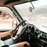 Bestuurder rijdt in onbekende omgeving om praktijkervaring opbouwen en vertrouwen achter het stuur te vergroten