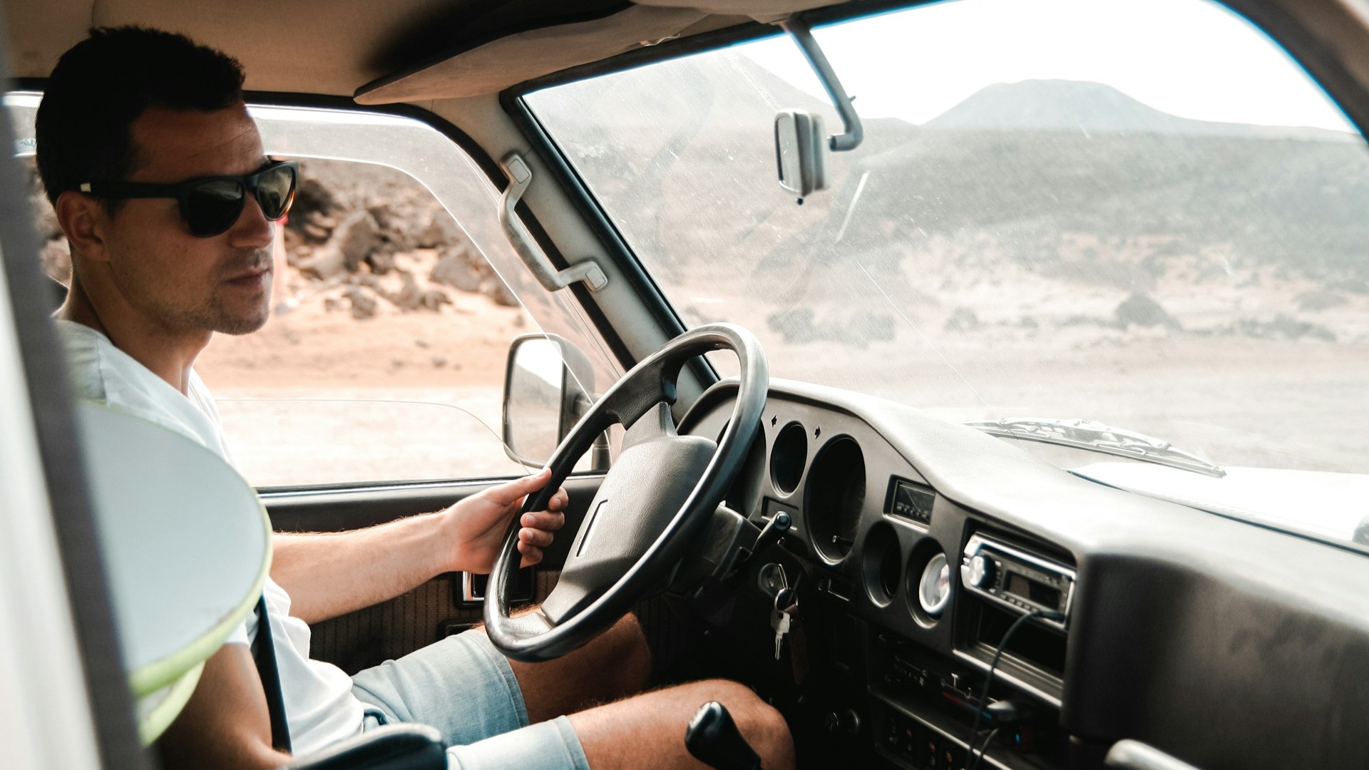 Bestuurder rijdt in onbekende omgeving om praktijkervaring opbouwen en vertrouwen achter het stuur te vergroten